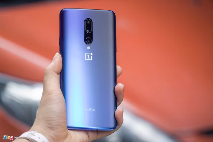 OnePlus 7 Pro (từ 669 USD) - Máy sử dụng màn hình AMOLED, độ phân giải QHD+ cho màu sắc hiển thị rực rỡ, nịnh mắt, độ sáng cao. Model này có tốc độ làm tươi 90 Hz hình ảnh mượt mà hơn. Hệ thống camera selfie đặt ở đỉnh máy hỗ trợ cảm biến cho phép tự động trượt xuống khi người dùng vô tình làm rơi máy. 