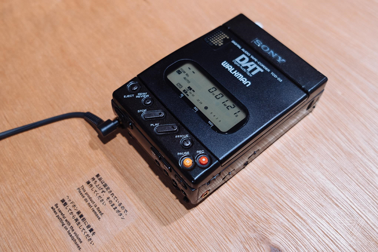 Còn đây là TCD-D3 với tính năng thu âm vào băng cassette. Sản phẩm ra đời năm 1992, thuộc dòng DAT (Digital Audio Tape). Ảnh: The Verge.