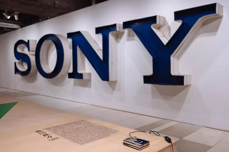 Những chiếc Walkman trang bị 2 cổng tai nghe để các đôi bạn thân, người yêu nghe nhạc chung với nhau. Ảnh: The Verge. 