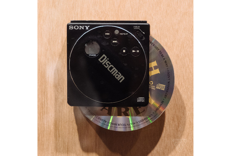 Một số mẫu Walkman được trưng bày tại triển lãm mà bạn có thể dùng thử. Ảnh: The Verge.