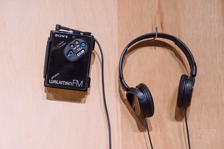 Khách tham quan có thể trải nghiệm sản phẩm với những chiếc tai nghe của Sony. Một chiếc Walkman thuộc dòng Graphic Equalizer với tính năng điều chỉnh âm thanh. Ảnh: The Verge. 