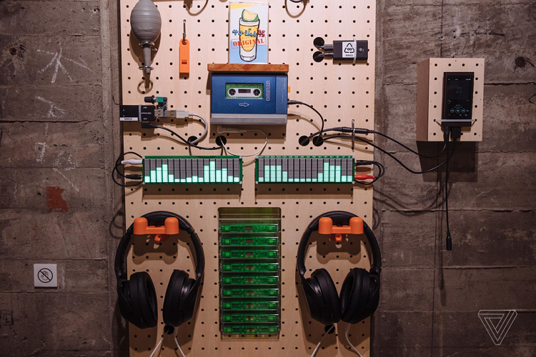 Hệ thống âm thanh kết hợp Walkman TPS-L2 với một chiếc Walkman đời mới và cặp tai nghe chống ồn WH-1000XM3 ra mắt năm 2018. Ảnh: The Verge.