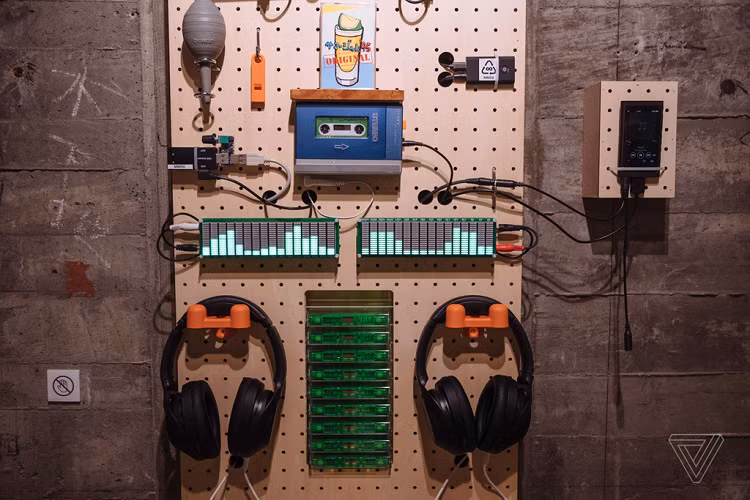 Hệ thống âm thanh kết hợp Walkman TPS-L2 với một chiếc Walkman đời mới và cặp tai nghe chống ồn WH-1000XM3 ra mắt năm 2018. Ảnh: The Verge.