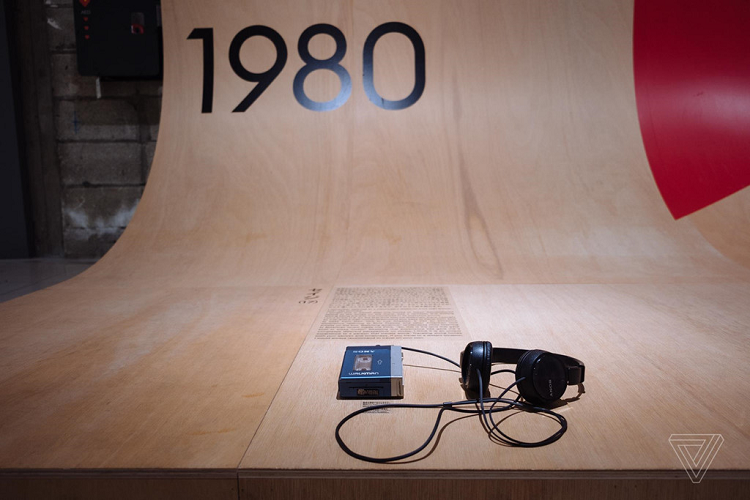 Lời chia sẻ từ những người sử dụng Walkman vào thời điểm ấy. Ý tưởng về một thiết bị mang âm nhạc đi khắp nơi đã biến Walkman trở thành biểu tượng của giới trẻ những năm 1980, 1990. Ảnh: The Verge.