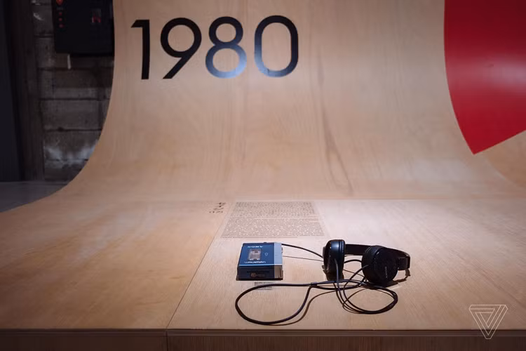 Lời chia sẻ từ những người sử dụng Walkman vào thời điểm ấy. Ý tưởng về một thiết bị mang âm nhạc đi khắp nơi đã biến Walkman trở thành biểu tượng của giới trẻ những năm 1980, 1990. Ảnh: The Verge.