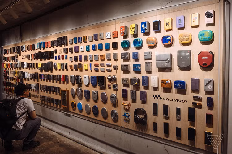 Còn đây là dòng Discman (CD Walkman) sử dụng đĩa CD. Dòng Walkman sử dụng đĩa MD (MiniDisc) được Sony giới thiệu lần đầu năm 1992. Năm 2011, Sony tuyên bố khai tử MD Walkman. Ảnh: The Verge. 