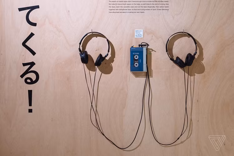 Còn đây là "Bức tường Walkman" trưng bày toàn bộ sản phẩm Walkman từ trước đến nay. Những chiếc Walkman cổ điển sử dụng băng cassette. Ảnh: The Verge. 