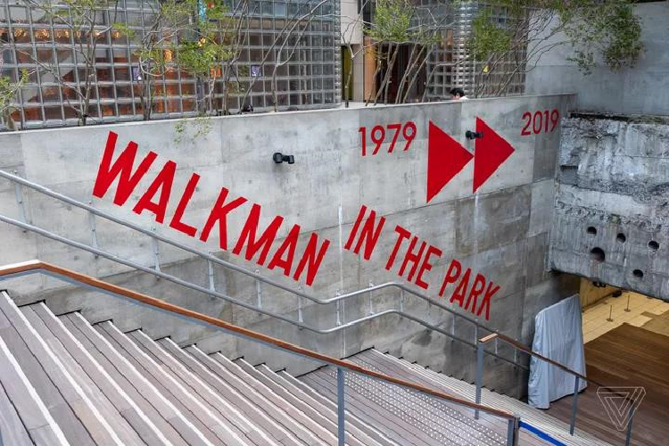 Để kỷ niệm sinh nhật 40 năm Walkman, Sony đã tổ chức buổi triển lãm với tên gọi "Công viên Walkman" (Walkman in the Park) tại Tòa nhà Sony (Ginza Sony Park) ở Tokyo (Nhật Bản). Ảnh: The Verge.