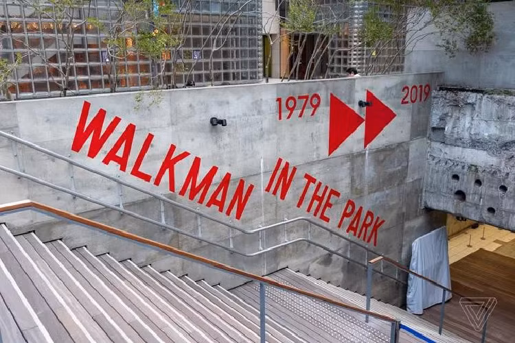 Để kỷ niệm sinh nhật 40 năm Walkman, Sony đã tổ chức buổi triển lãm với tên gọi "Công viên Walkman" (Walkman in the Park) tại Tòa nhà Sony (Ginza Sony Park) ở Tokyo (Nhật Bản). Ảnh: The Verge.