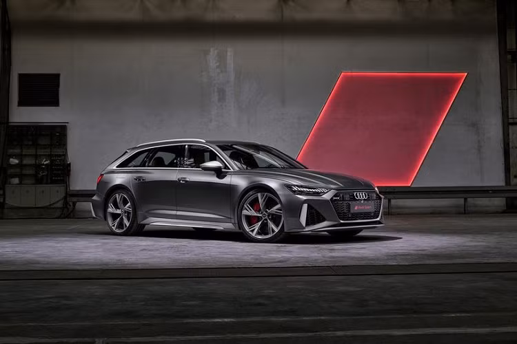 Theo kế hoạch, Audi RS6 Avant 2020 mới sẽ có màn công bố chính thức tại Triển lãm ôtô Frankfurt diễn ra vào tháng 9 tới, chiếc wagon cao cấp sử dụng động cơ tăng áp kép V8 4.0 lít cho ra 592 mã lực và mô-men xoắn cực đại 800Nm.