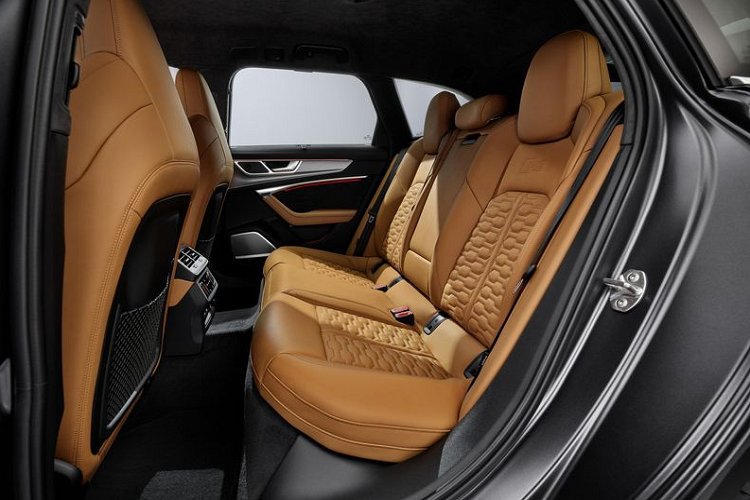 Phong cách mạnh mẽ tiếp tục được nhấn mạnh với ốp sườn hai bên hung hăng, cánh lướt gió khí động học phía sau xe, hệ thống ống xả kép và cản sau độc đáo tích hợp bộ khuếch tán. Ngoài ra, Audi RS6 Avant mới còn có các la-zăng lớn hơn, được hỗ trợ bởi hệ thống phanh gốm carbon.