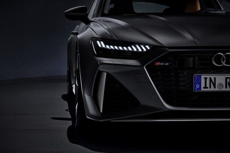 Để hỗ trợ cho mức hiệu suất mạnh mẽ nói trên, mẫu xe wagon Audi RS6 Avant mới được trang bị hệ thống treo khí nén thích ứng tự động điều chỉnh và bộ vi sai thể thao hứa hẹn sẽ tăng cường sự linh hoạt của xe khi vào cua bằng cách chủ động tách mô-men xoắn chia riêng hai bánh sau.