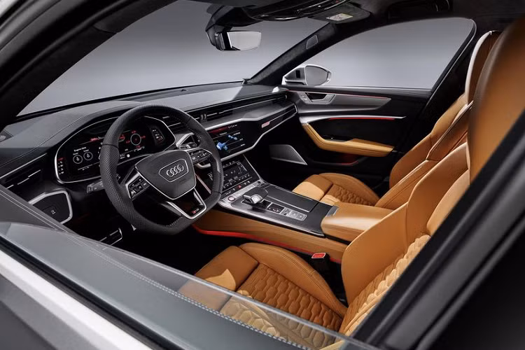 Hệ thống Drive Select System của Audi RS6 Avant mới gồm 6 chế độ lái khác nhau, bao gồm: Tự động, Thoải mái, Năng động , Hiệu quả, cùng hai chế độ đặc biệt là RS1 và RS2 được tích hợp nút bấm chọn RS Mode ngay trên vô lăng.