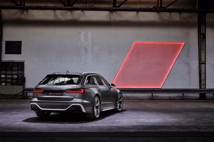 Giống như A6 và S6 Avant, RS6 Avant mới có một vài thay đổi đáng chú ý, điển hình là lưới tản nhiệt Singleframe nổi bật với trang trí màu đen bóng thể thao, nắp ca-pô cơ bắp hơn, các khe hút gió lớn và bộ chia gió màu bạc phía trước cũng tạo thêm sức hút cho chiếc wagon sang trọng.