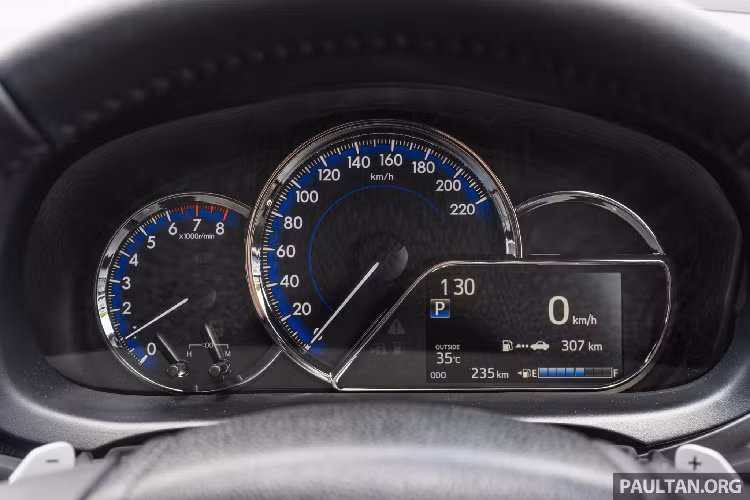 Bên cạnh đó, đồng hồ hỗ trợ lái sẽ được tích hợp thêm màn hình thông tin TFT tương tự như Vios đang bán ra tại Malaysia. Để cắt giảm giá thành, người mua có thể tùy chọn trang bị an toàn 03 hoặc 07 túi khí.