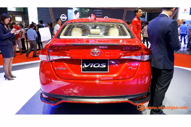 Trong khi đó, hai phiên bản còn lại là E CVT (số tự động) và E MT (số sàn) sẽ không còn sử dụng ghế nỉ, mà thay vào đó là chuyển sang dùng ghế da &amp; da simili.