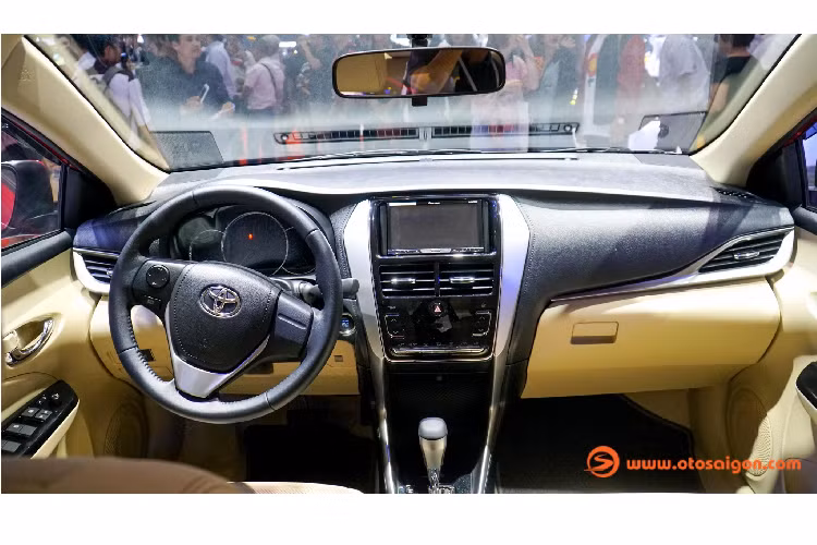 Mẫu MPV 7 chỗ cỡ nhỏ của Mitsubishi hiện đang có giá bán trong tầm giá của Toyota Vios, Xpander trở thành một lựa chọn mới của số đông, khi có nhiều chỗ ngồi hơn Vios – đánh đúng vào tâm lý mua xe chuộng nhiều chỗ của người Việt, đáp ứng cho nhiều nhu cầu mua xe phục vụ cho gia đình &amp; chạy dịch vụ, bên cạnh kiểu dáng thiết kế đẹp mắt đi cùng với mức giá hợp lý chính là những yếu tố giúp Xpander thành công.