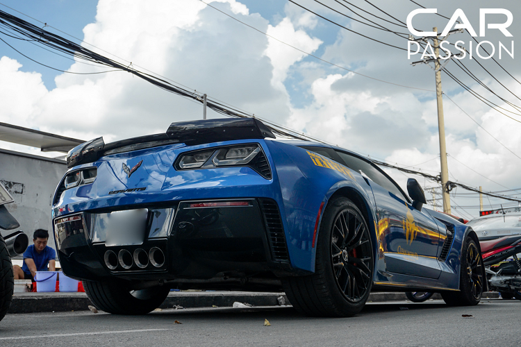 Bốn ống xả mạ chrome được đặt nối liền nhau ở vị trí trung tâm, kết hợp để mang lại tiếng nổ đầy ấn tượng từ khối động cơ V8. Chevrolet Corvette Z06 được trang bị khối động cơ LT4 V8 siêu nạp, dung tích 6.2 lít, sản sinh công suất tối đa 650 mã lực tại vòng tua máy 6.400 vòng/phút và mô men xoắn cực đại đạt 880 Nm tại vòng tua 3.600 vòng/phút.