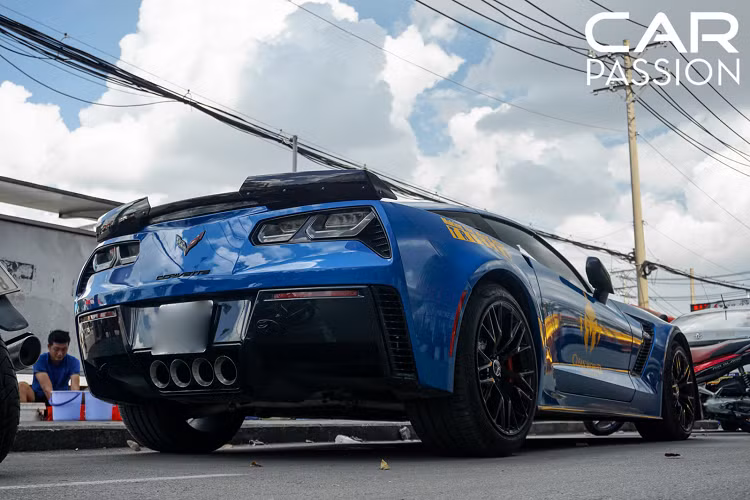 Bốn ống xả mạ chrome được đặt nối liền nhau ở vị trí trung tâm, kết hợp để mang lại tiếng nổ đầy ấn tượng từ khối động cơ V8. Chevrolet Corvette Z06 được trang bị khối động cơ LT4 V8 siêu nạp, dung tích 6.2 lít, sản sinh công suất tối đa 650 mã lực tại vòng tua máy 6.400 vòng/phút và mô men xoắn cực đại đạt 880 Nm tại vòng tua 3.600 vòng/phút.