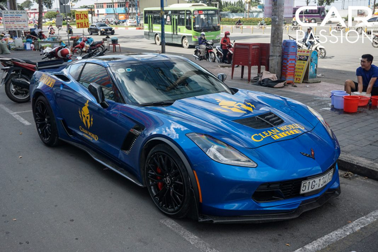 Tại Mỹ, giá xe Chevrolet Corvette Z06 khởi điểm từ 80.395 USD - một cái giá tương đối hợp lý khi xét tới hiệu năng vận hành mà chiếc xe đem lại. Sau khi nộp đầy đủ các loại thuế, ước tính chủ của chiếc Corvette Z06 tại Việt Nam này sẽ phải bỏ ra tới hơn 6 tỷ đồng mới có thể đưa nó "dạo phố" một cách hợp lệ.