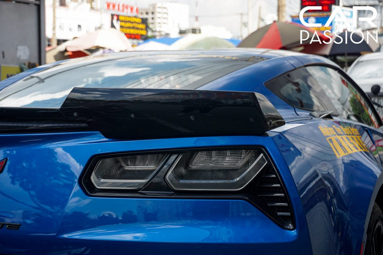 Cùm phanh Brembo được sơn đỏ nổi bật, tương phản với màu mâm của xe và tạo nên một sự kết hợp đầy thể thao cho ngoại hình của mẫu xe cơ bắp này.