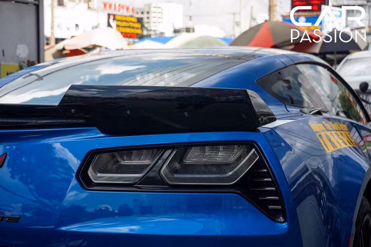 Cùm phanh Brembo được sơn đỏ nổi bật, tương phản với màu mâm của xe và tạo nên một sự kết hợp đầy thể thao cho ngoại hình của mẫu xe cơ bắp này.