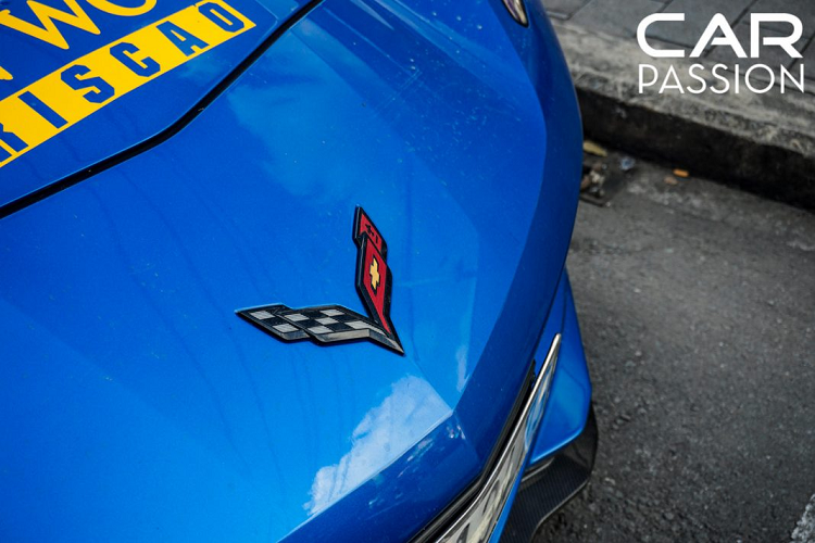 Đuôi xe trở nên mạnh mẽ và hầm hố hơn nhờ sự xuất hiện của một chiếc cánh gió cỡ được gắn cố định ở phài sau với khả năng tăng lực ép xuống cho thân xe, giúp người lái có thể tự tin vận hành xe ở tốc độ cao mà không phải lo đến việc mất kiểm soát.