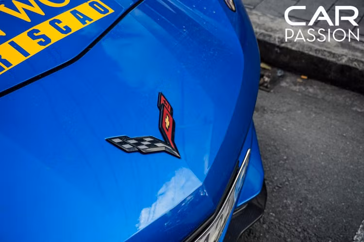 Đuôi xe trở nên mạnh mẽ và hầm hố hơn nhờ sự xuất hiện của một chiếc cánh gió cỡ được gắn cố định ở phài sau với khả năng tăng lực ép xuống cho thân xe, giúp người lái có thể tự tin vận hành xe ở tốc độ cao mà không phải lo đến việc mất kiểm soát.