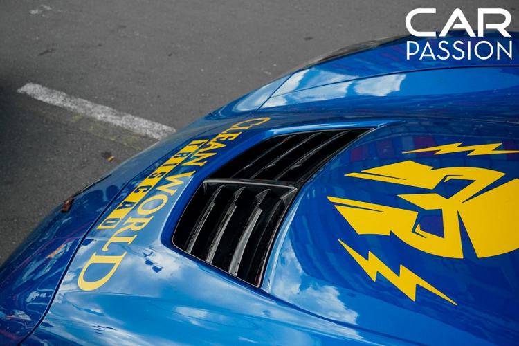 So với Corvette C7, biểu tượng cá đuôi ở thân xe đã được gỡ bỏ thay vào đó là sự xuất hiện của một khe thoát gió và logo Chevrolet Corvette Z06 mới ấn tượng, ngoài phần đầu xe được thay đổi với hai hốc gió và líp trước lớn hơn thì gói nâng cấp Aerodynamic còn bổ sung thêm các miếng ốp hông xe, cánh gió gió cỡ lớn và phần nóc xe được làm từ sợi carbon.