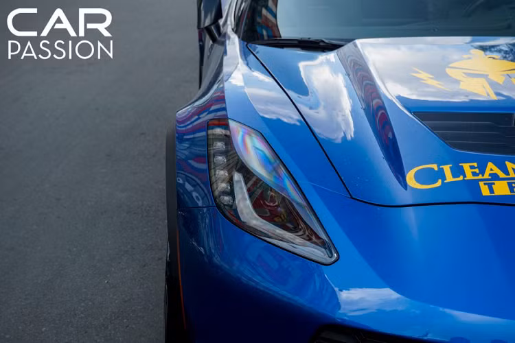 Chưa dừng lại ở đó, gói nâng cấp còn bao gồm hệ thống giảm sóc từ tính và hệ thống phanh đĩa hiệu năng cao với đĩa phanh gốm carbon khác biệt với đĩa phanh thép trên chiếc Corvette C7 tiêu chuẩn.