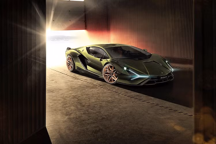 Sian thực sự là một siêu xe mang tính đột phá của Lamborghini, và điều này được thể hiện ngay từ tên gọi của chiếc xe. Thông thường những chiếc xe của hãng đều có tên gọi là những chú bò chiến nổi tiếng trong lịch sử hoặc liên quan tới bộ môn đấu bò, nhưng siêu xe Lamborghini Sián không tuân theo truyền thống này.