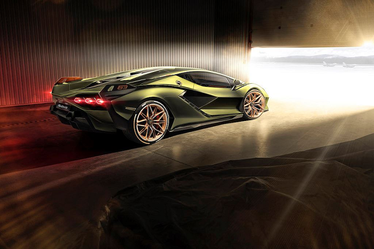 Thay vì pin truyền thống, Sian sử dụng hệ thống siêu tụ điện được đặt trong vách ngăn giữa khoang lái và khoang máy. So với pin hay ắc quy, ưu điểm lớn nhất của siêu tụ điện đó là khả năng tích trữ năng lượng lớn hơn tối đa 100 lần, cùng với khả năng sạc/xả nhanh hơn nhiều, trọng lượng nhỏ và độ bền cao hơn.