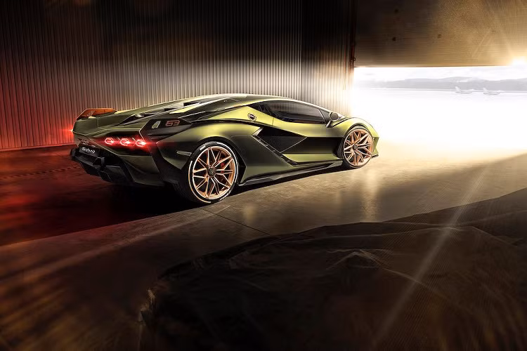 Thay vì pin truyền thống, Sian sử dụng hệ thống siêu tụ điện được đặt trong vách ngăn giữa khoang lái và khoang máy. So với pin hay ắc quy, ưu điểm lớn nhất của siêu tụ điện đó là khả năng tích trữ năng lượng lớn hơn tối đa 100 lần, cùng với khả năng sạc/xả nhanh hơn nhiều, trọng lượng nhỏ và độ bền cao hơn.