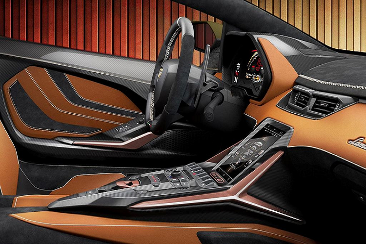 Phần đuôi xe hất về phía sau và nối với cụm đèn hậu hình lục giác đã được lấy cảm hứng trực tiếp từ mẫu siêu xe thập niên 80 thuộc Thế kỷ XX. Khoang động cơ nối liền với mui kính thông qua một đường rãnh cũng chịu ảnh hưởng từ Periscopio: phần lõm xuống để chiếc gương hậu hình chữ V trong cabin của Countach có thể phản chiếu hình ảnh ở phía sau đuôi xe.