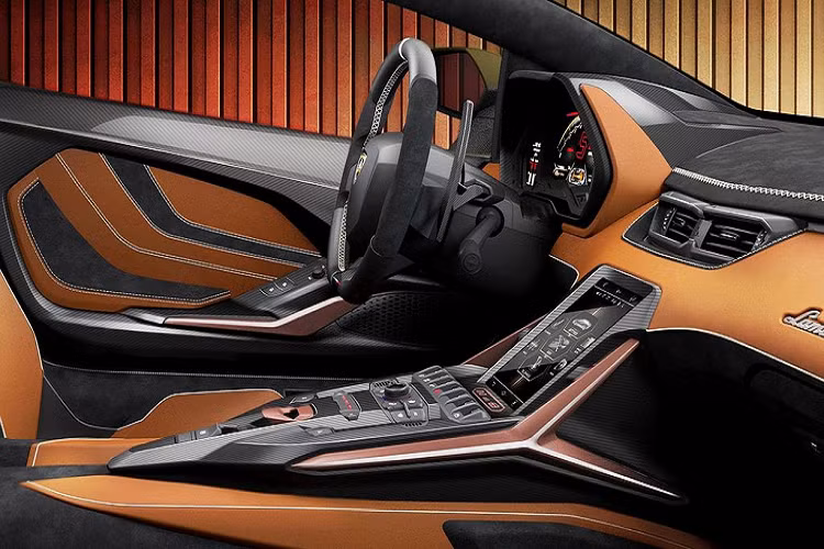 Phần đuôi xe hất về phía sau và nối với cụm đèn hậu hình lục giác đã được lấy cảm hứng trực tiếp từ mẫu siêu xe thập niên 80 thuộc Thế kỷ XX. Khoang động cơ nối liền với mui kính thông qua một đường rãnh cũng chịu ảnh hưởng từ Periscopio: phần lõm xuống để chiếc gương hậu hình chữ V trong cabin của Countach có thể phản chiếu hình ảnh ở phía sau đuôi xe.