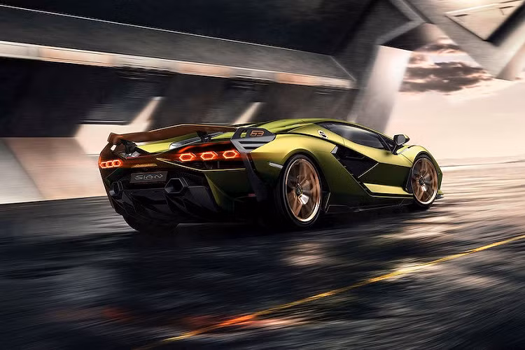 Và với bước thử nghiệm đầu tiên với hệ động lực hybrid này (không tính mẫu xe ý tưởng Asterion hồi năm 2014 do nó không được thương mại hoá), có thể nói hãng siêu xe Lamborghini đã thành công khi hiện tại, cả 63 chiếc Sian đã có khách đặt cọc. Chính vì đã bán hết số lượng Sian dự định sản xuất nên Lamborghini đã không công bố mức giá cho chiếc xe.