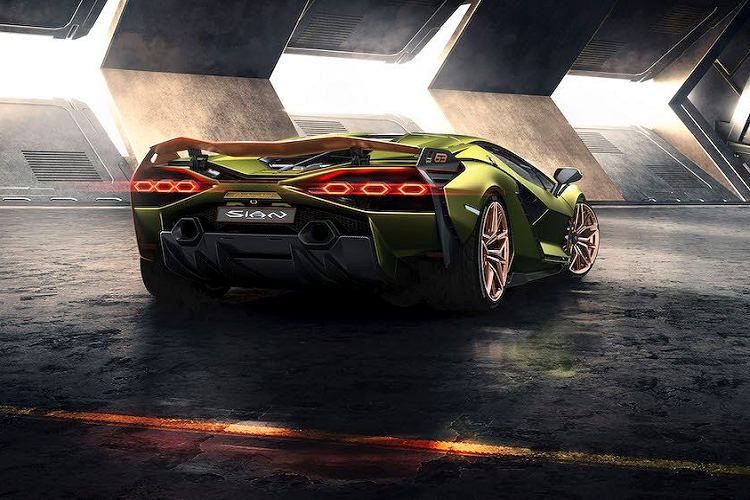 So với SVJ - phiên bản hiệu năng cao nhất trước đây của dòng Aventador, lực kéo đã tăng thêm 10% ở số 3 và thời gian đạt 30-60km/h cũng nhanh hơn 0,2 giây. Nhờ có mô-tơ điện đem tới lực kéo lớn hơn tối đa 20%, thời gian tăng tốc từ 70-120km/h đã sớm hơn Aventador SVJ. Nói chung, Sian là chiếc Lamborghini tăng tốc nhanh nhất trong lịch sử khi đạt 0-100km/h chỉ dưới 2,8 giây.