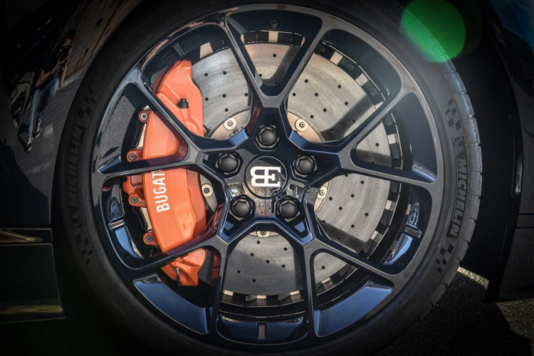 Bên trong, khoang cabin của xe được bọc da hai tông màu màu xanh đậm – cam vô cùng nổi bật. Kết hợp với nội thất này là những chi tiết được ốp nhôm sang trọng cùng dãy đèn LED chữ “C” đặc trưng được đặt giữa xe.