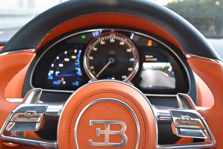 Bugatti Chiron sử dụng khối động cơ W16, dung tích 8.0 lít, tăng áp kép, sản sinh công suất tối đa lên đến 1.500 mã lực và mô-men xoắn cực đại đạt 1.600 Nm. Siêu xe triệu đô này chỉ mất thời gian 2,5 giây có thể tăng tốc lên 100 km/h từ vị trí xuất phát trước khi đạt vận tốc tối đa 420 km/h.