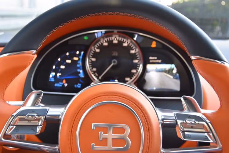 Bugatti Chiron sử dụng khối động cơ W16, dung tích 8.0 lít, tăng áp kép, sản sinh công suất tối đa lên đến 1.500 mã lực và mô-men xoắn cực đại đạt 1.600 Nm. Siêu xe triệu đô này chỉ mất thời gian 2,5 giây có thể tăng tốc lên 100 km/h từ vị trí xuất phát trước khi đạt vận tốc tối đa 420 km/h.