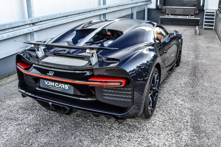 Chiếc Chiron này tuy không sở hữu kiểu phối màu hai tông thường thấy trên những chiếc Bugatti nhưng nó lại nổi bật với toàn bộ thân xe được làm bằng sợi carbon màu xanh dương đậm. Với việc tùy chọn chiếc xe với phần thân được làm bằng sợi carbon màu như thế này, chủ nhân của chiếc xe phải bỏ ra số tiền lên đến nửa triệu đô-la.