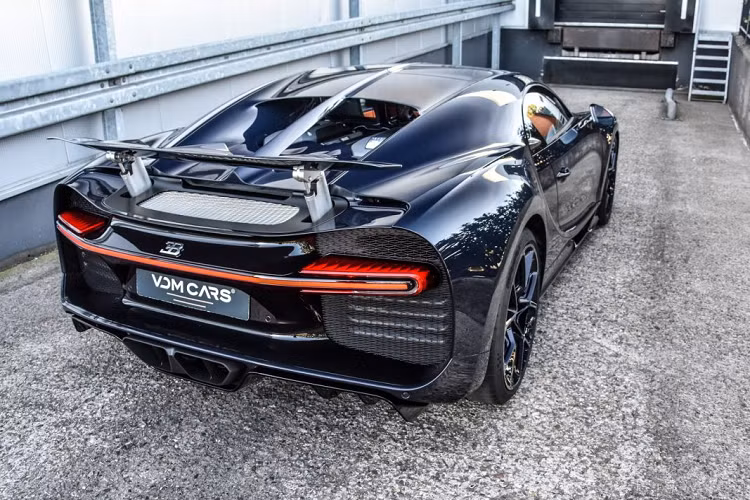 Chiếc Chiron này tuy không sở hữu kiểu phối màu hai tông thường thấy trên những chiếc Bugatti nhưng nó lại nổi bật với toàn bộ thân xe được làm bằng sợi carbon màu xanh dương đậm. Với việc tùy chọn chiếc xe với phần thân được làm bằng sợi carbon màu như thế này, chủ nhân của chiếc xe phải bỏ ra số tiền lên đến nửa triệu đô-la.