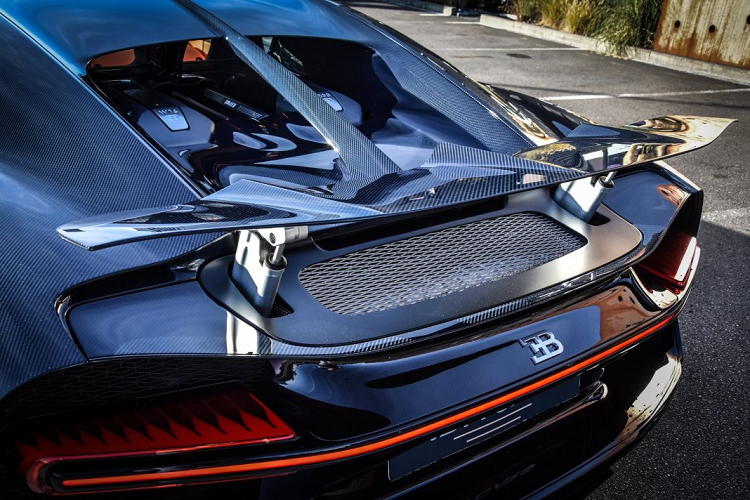 Bên cạnh “bộ áo” ấn tượng, chiếc xe trở nên huyền bí hơn với mâm xe màu xanh cùng lưới tản nhiệt, chữ “C” ngay sau cửa được sơn đen trong khi cùm phanh được sơn màu cam nổi bật.