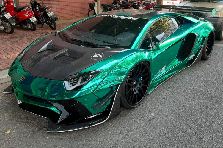 Việc sở hữu gói độ độc đáo khiến chiếc Lamborghini Aventador Liberty Walk cũng trở nên thật độc đáo mỗi khi xuống phố. Sau khi được thay áo với màu xám mờ, màu nhũ và cả quay về với màu sơn xanh dương (Blu Lemans), chiếc Lamborghini Aventador độ Liberty Walk độc nhất Việt Nam mới đây đã thay áo mới với màu sắc vô cùng độc đáo.