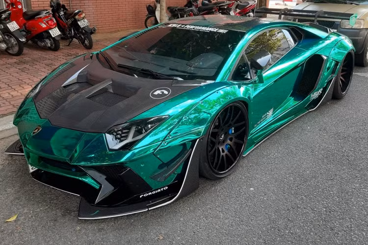 Việc sở hữu gói độ độc đáo khiến chiếc Lamborghini Aventador Liberty Walk cũng trở nên thật độc đáo mỗi khi xuống phố. Sau khi được thay áo với màu xám mờ, màu nhũ và cả quay về với màu sơn xanh dương (Blu Lemans), chiếc Lamborghini Aventador độ Liberty Walk độc nhất Việt Nam mới đây đã thay áo mới với màu sắc vô cùng độc đáo.