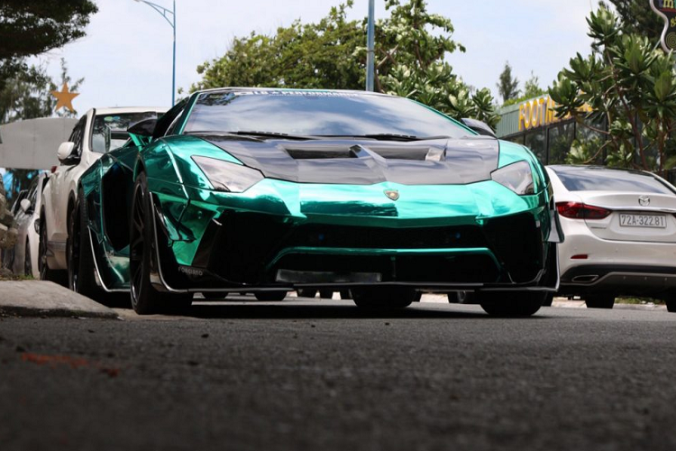 “Siêu bò” có thể tăng tốc 0-100 km/h trong 2,8 giây trước khi đạt vận tốc tối đa 350 km/h. Lamborghini trang bị cho Aventador 3 chế độ lái là Strada (đường phố), Sport (thể thao) và Corsa (đua).