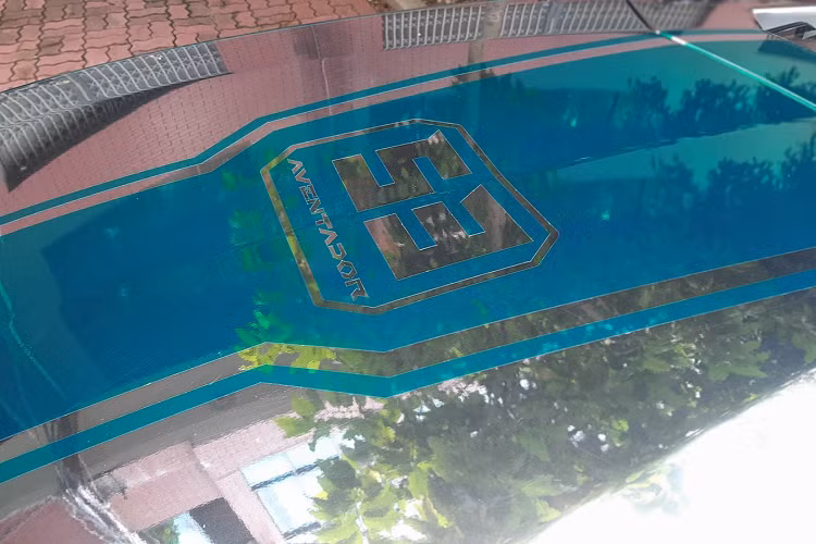 Trên mui xe, Wrapstyle đã tinh tế hoàn thiện với màu crom cơ bản. Tuy màu này có vẻ hơi “lạc” so với tổng thể tuy nhiên nó lại được tô điểm bằng đường sọc chạy dài màu xanh crom giống với phần còn lại của xe.