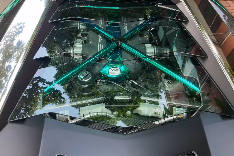 Một số chi tiết như những đường kẻ màu trắng được đặt tại các đường viền carbon của bộ body kit được giữ lại từ bộ cánh cũ. Được biết, Wrapstyle Hồ Chí Minh đã hoàn thành mẫu xe này trong vòng chưa đến 24 giờ làm việc.