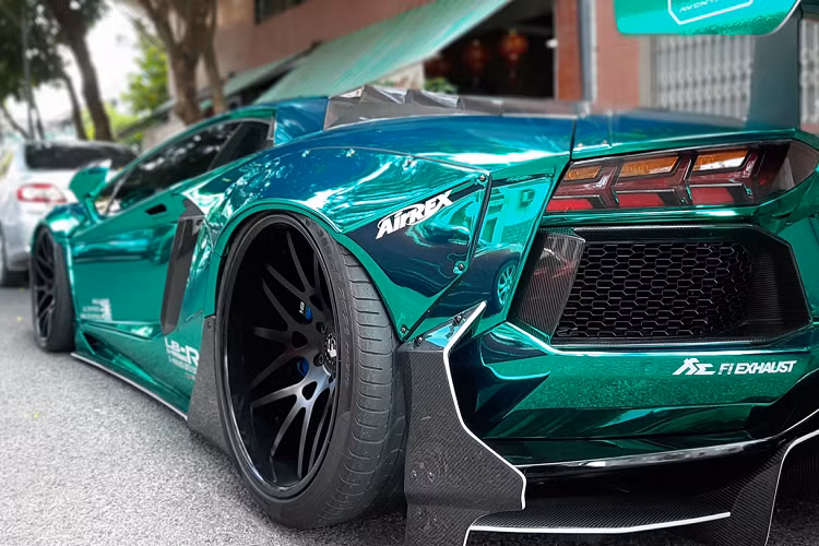 Được biết, để có thể hoàn thành tất cả các công đoạn từ cắt, gọt đến lắp ráp hệ thống treo, mâm,… một tốp thợ lành nghề của Liberty Walk sẽ được cử sang Việt Nam, hoàn thành công việc trong khoảng 4 đến 5 ngày. Chi phí cho để lắp đặt bộ body kit đặc biệt này khiến cho chiếc giá độ xe Lamborghini Aventador rơi vào khoảng hơn 3 tỷ đồng.