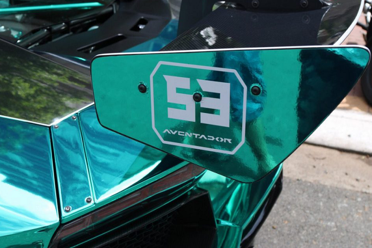 Lamborghini Aventador LP700-4 sử dụng động cơ V12 hút khí tự nhiên, dung tích 6,5 lít. Động cơ này sản sinh công suất 690 mã lực và mô-men xoắn cực đại 690 Nm, sức mạnh được truyền đến cả bốn bánh xe thông qua hộp số tự động ly hợp đơn 7 cấp.